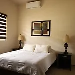 Cozy, Quiet & Pet Friendly Gated Patio Casa Nina