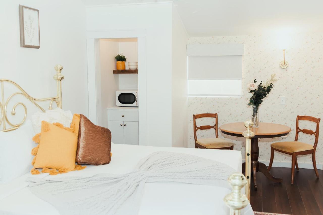 La De Adelina Bed & Breakfast 3*