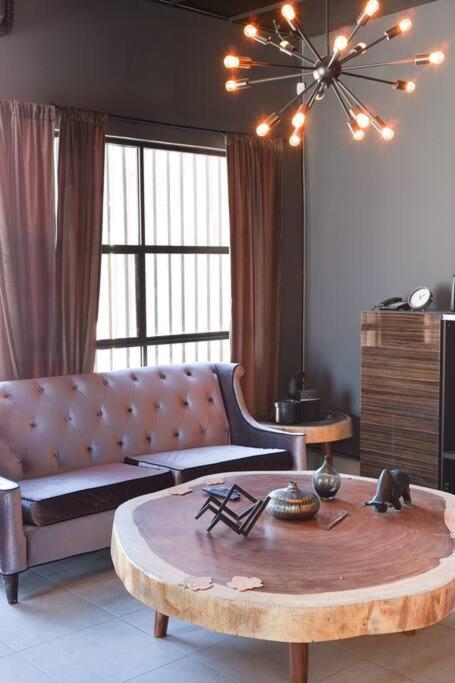 Brand New Gorgeous Industrial Loft In Downtown Ens Apartment *