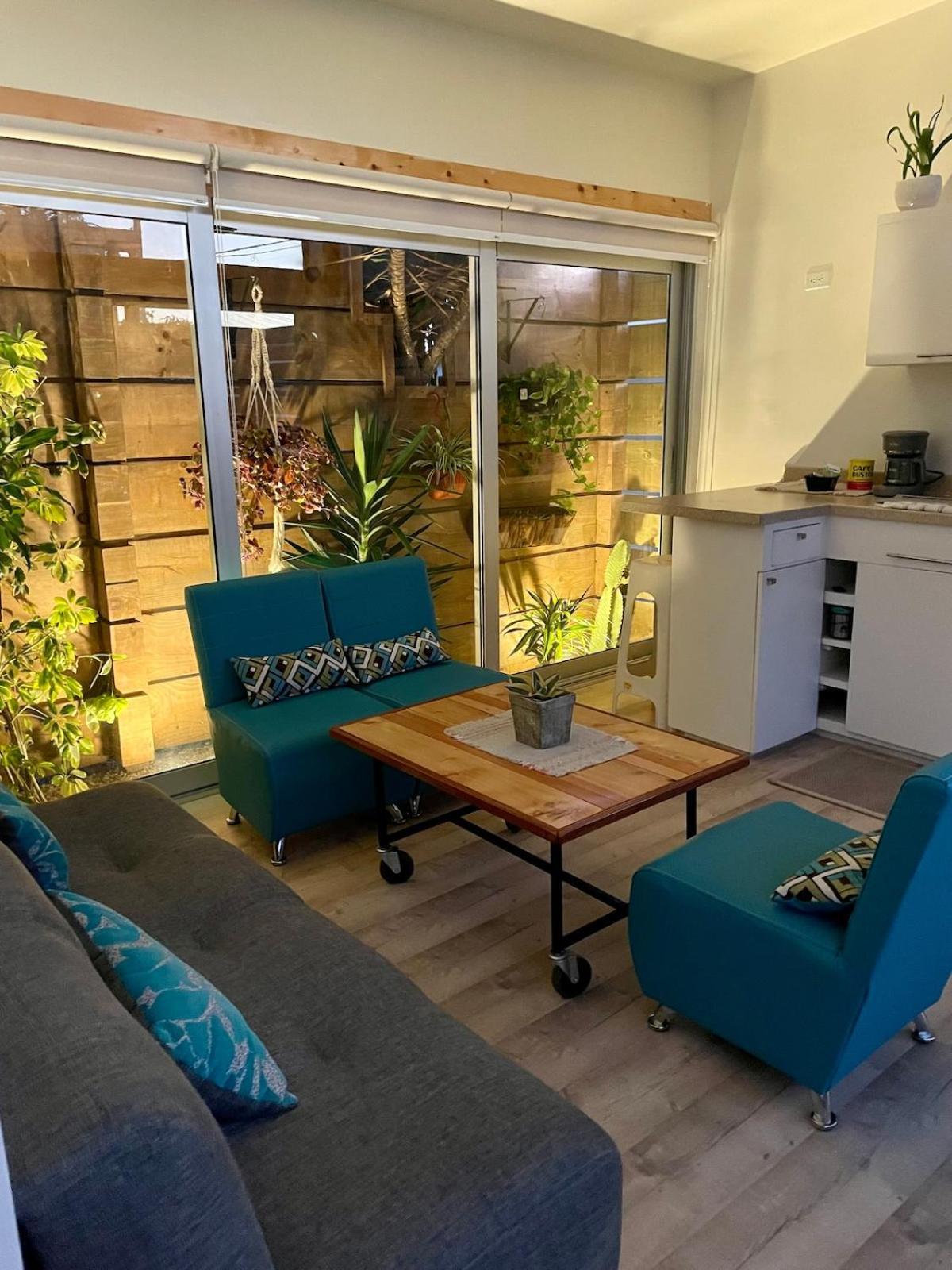 Villa Garden Glass House, Natural & Amusingly Comfy *